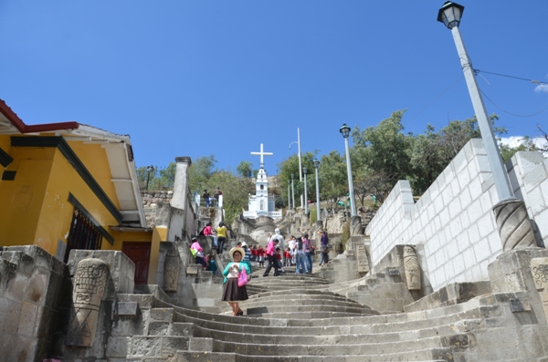 Les escaliers vers le Cerro de Santa Apolonia.jpg